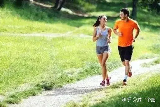 你知道跑步减肥的最佳时间吗？晨跑or夜跑谁是赢家（跑步哪个时间段跑瘦身）这都可以？