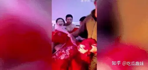 扒光伴娘，逼新婚夫妇当众脱衣：把侵犯当乐趣的中国式婚闹该停停了！