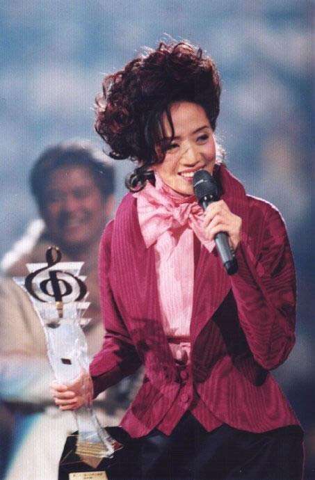 (图为手握金针奖的梅艳芳,她是金针奖有史以来最年轻的获奖者 )