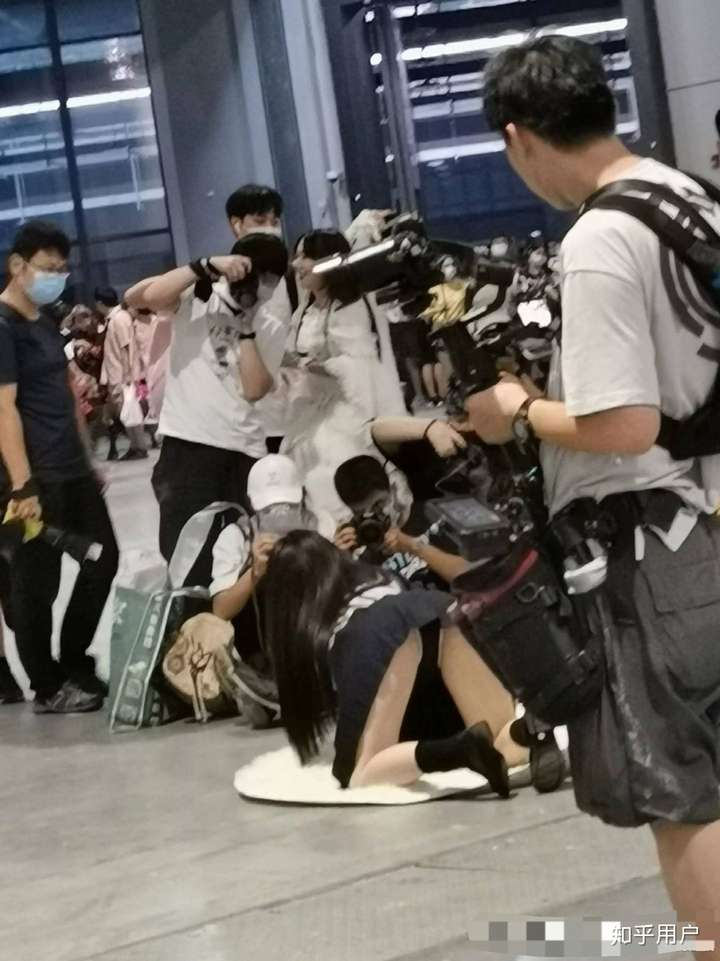 如何看待cp26上穿jk制服的女生摆露骨姿势被路人骂