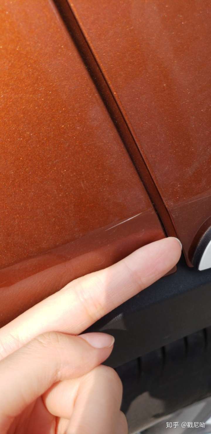 车门边框的黑塑料划痕图片