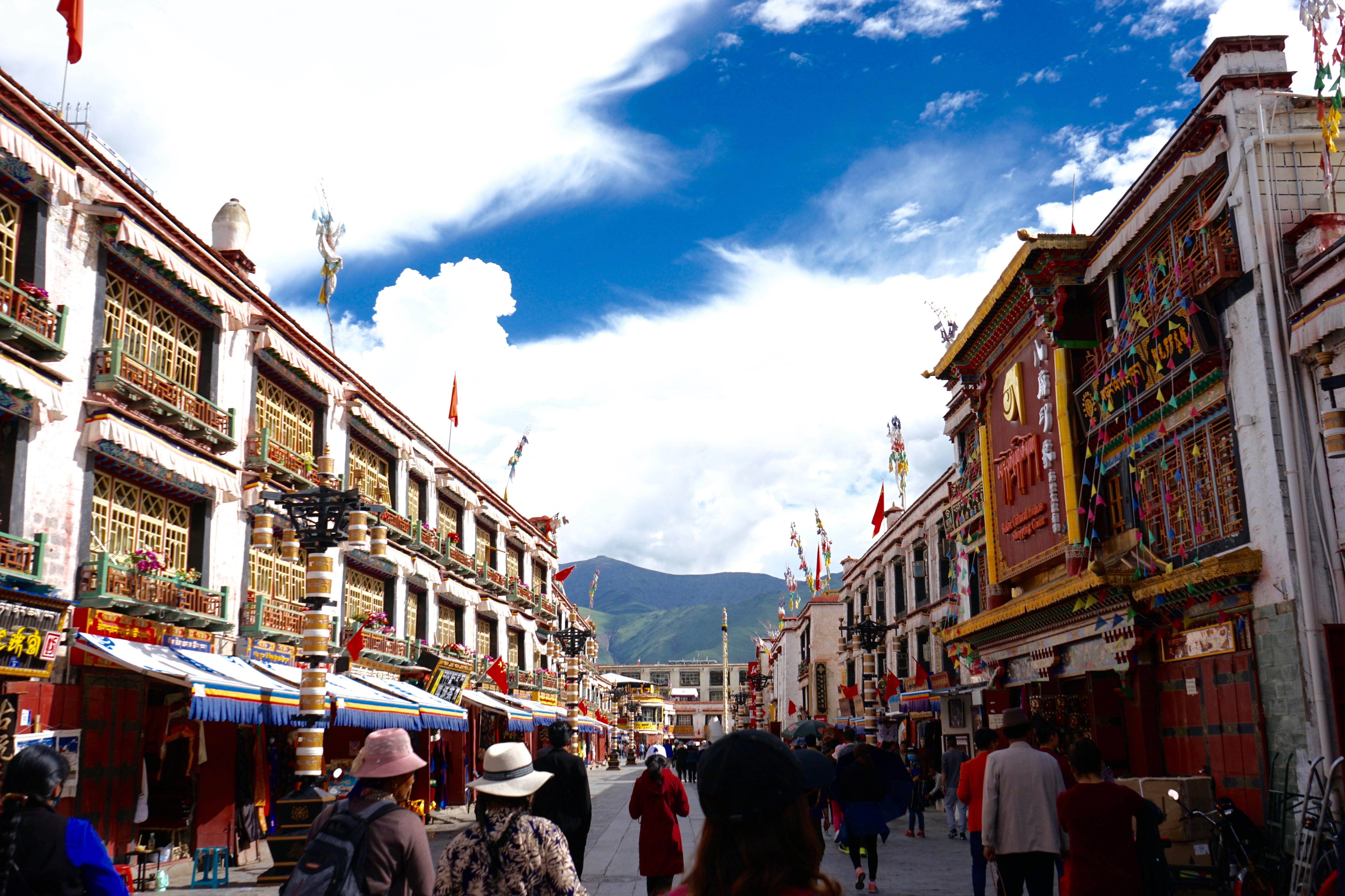 拉萨古城第一街八廓街，藏地风情浓郁，是来西藏的人必到之处_松赞干布