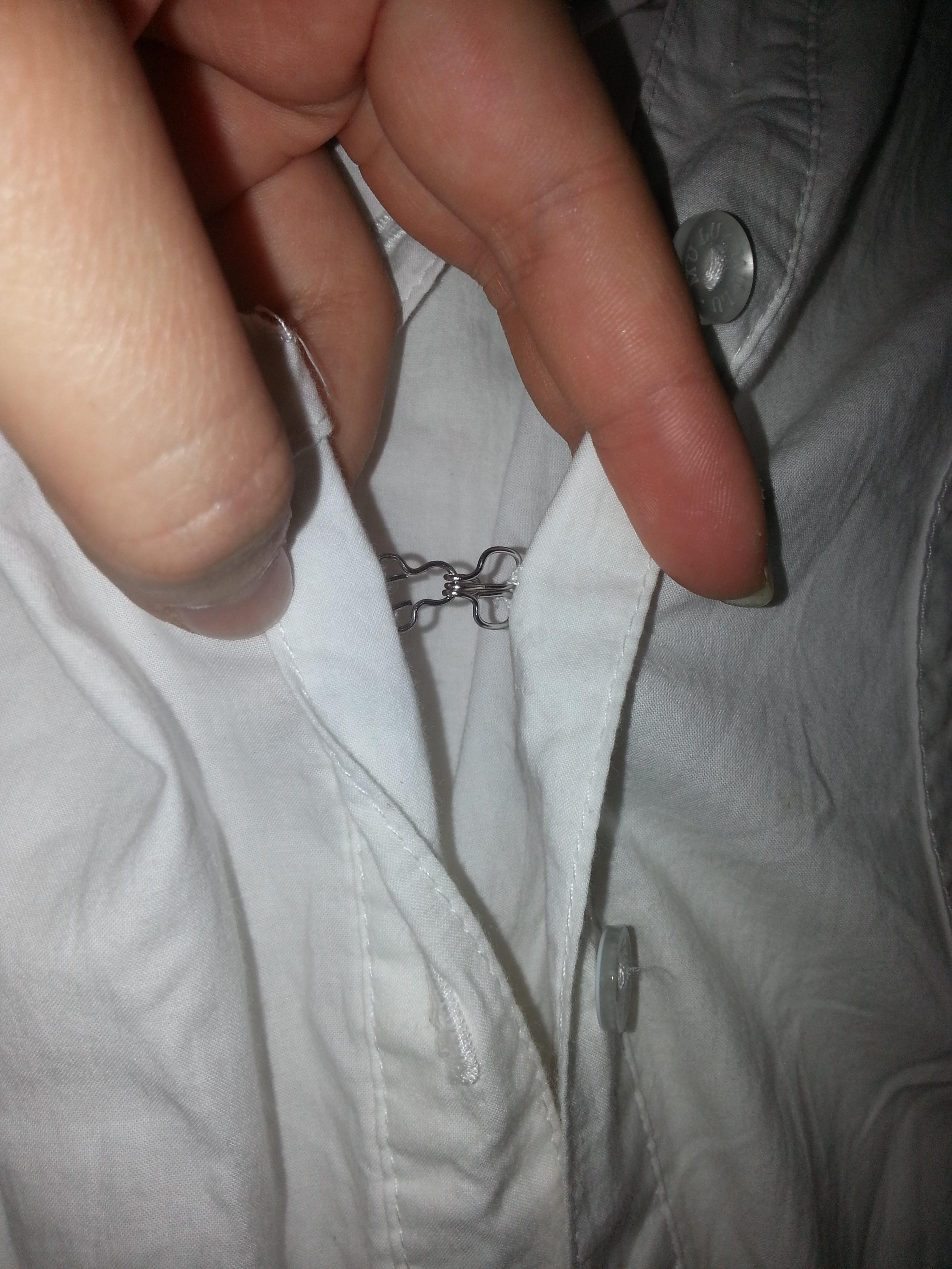 女生如何解决衬衫胸前扣子撑开的缝隙? - 知乎