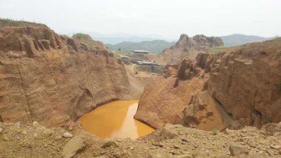 摆三桥场口与赌石特征