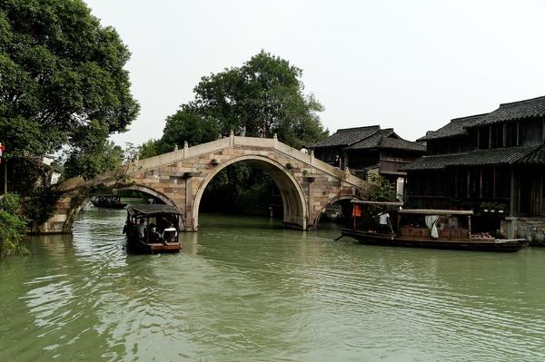 秋娘渡与泰娘桥,风又飘飘,雨又萧萧.