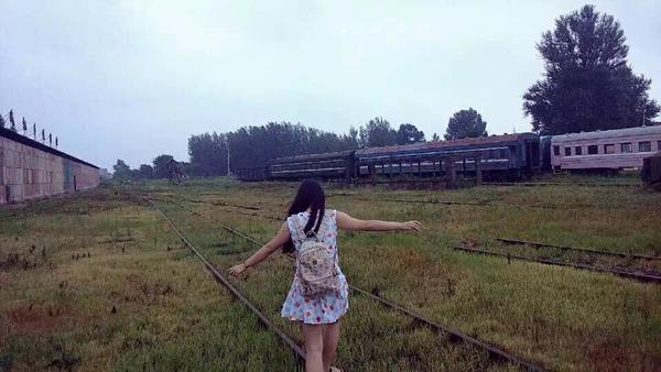 背影 张开双臂 踮脚尖的背影 屡试不爽