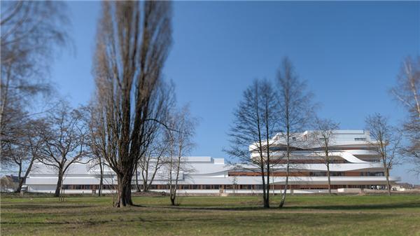 厅和工作车间统一在同一个建筑群内(此前由奥斯纳布吕克地区建筑协会