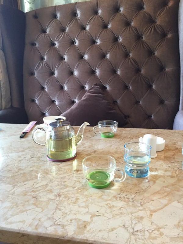一个人喝茶,要了两个杯子,为了怕自己的那个杯子孤独.
