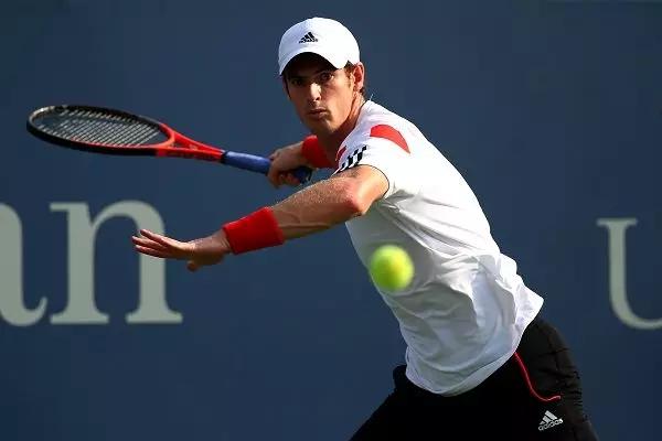 为什么他打网球时放松胳膊击球的动作那么难看效果还那么差