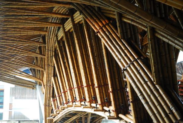 竹结构拱桥,跨度可达52米.