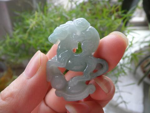 我爱翡翠,还爱卖翡翠:) ————下面是严肃的回答,关于我对玉雕行业