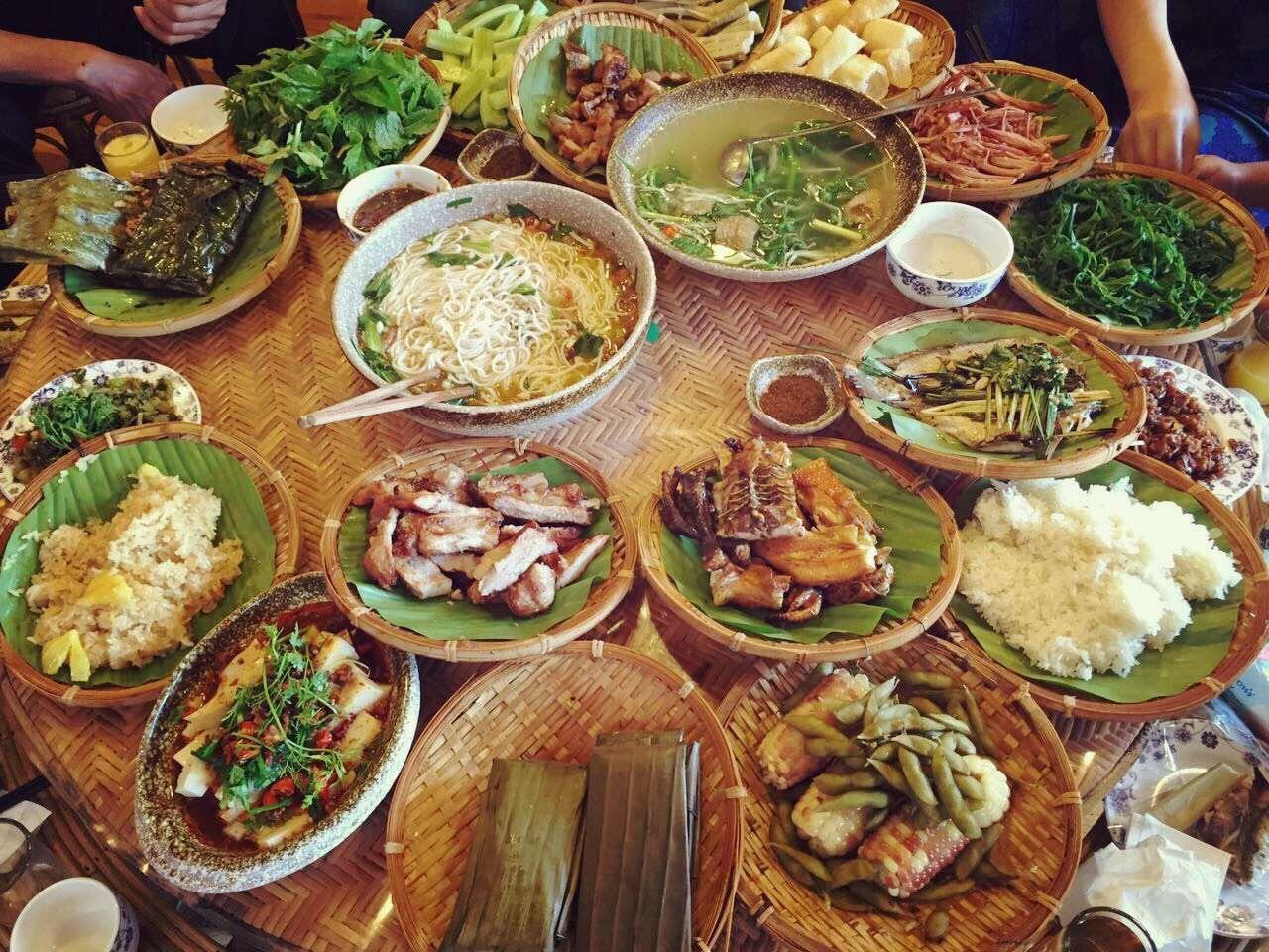 1特色傣味 推荐菜: 撒撇米线,菠萝饭,舂干巴,杂菜汤,包烧小鱼,猪皮