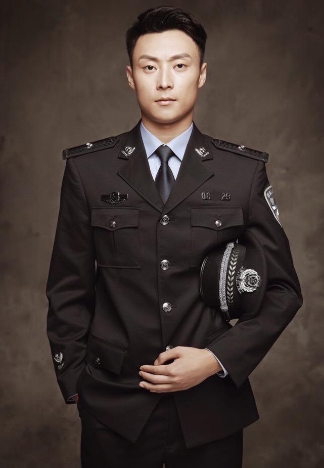 穿制服执行任务中被称赞很帅是什么体验警察会认为自己穿制服很帅吗