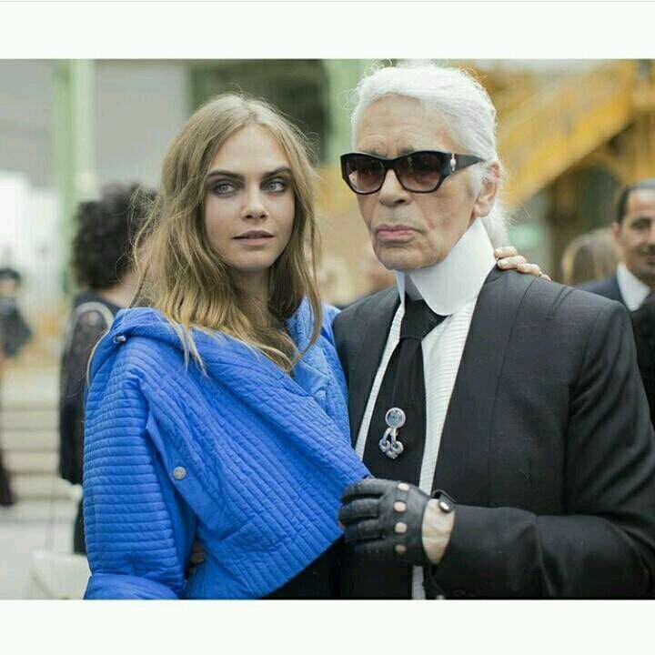 Cara Delevingne 在Chanel秀场穿的那件蓝色外