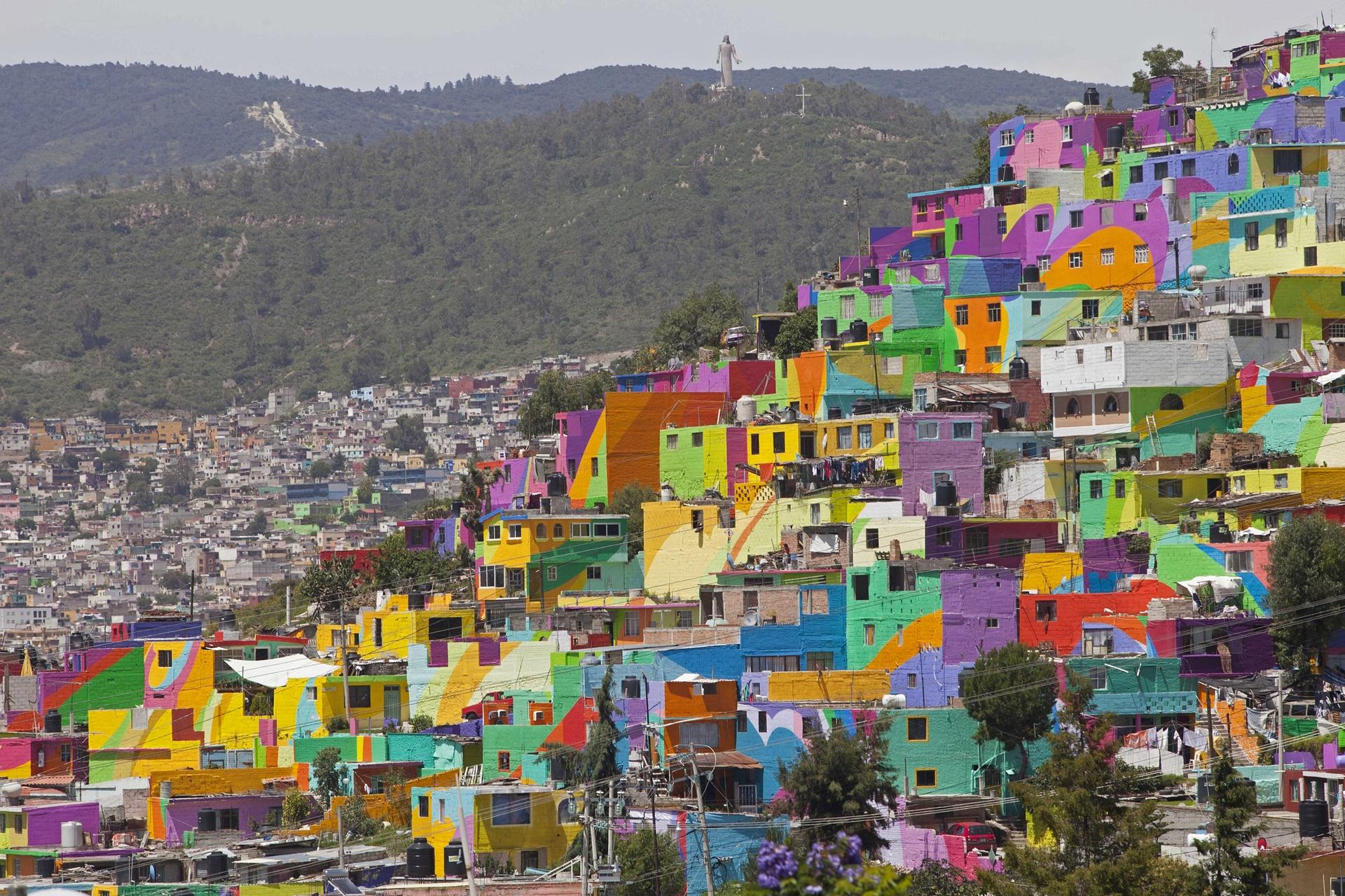 这是今年墨西哥政府的一个项目,让街头艺术家们在贫民窟的200个房子的