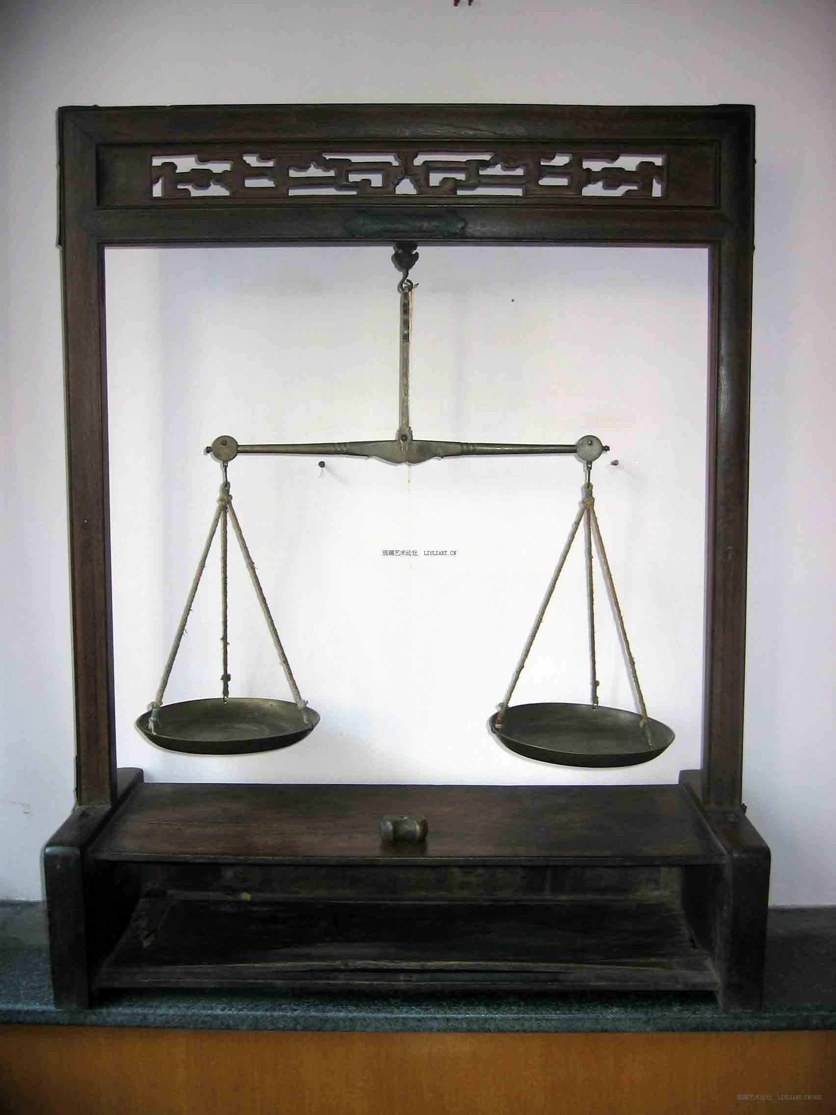 古代商铺里会准备天平,和戥子,就是小秤.还有钳子,剪开碎银子用.