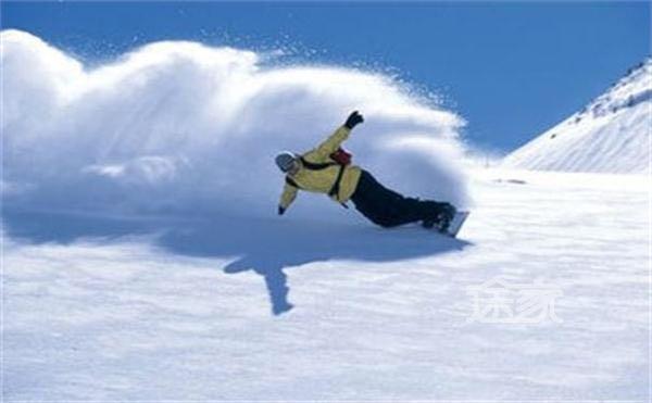 單板滑雪與雙板滑雪哪個是初學者更好的選擇?