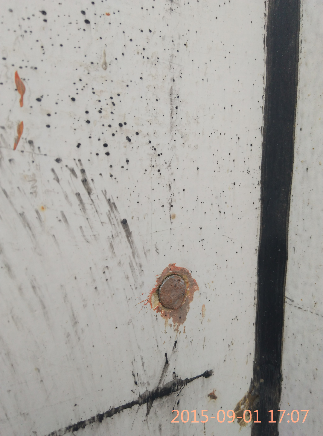 sip新型墙体和轻钢龙骨结合后钉眼凹进板材3mm后使用防锈漆封堵,现钉