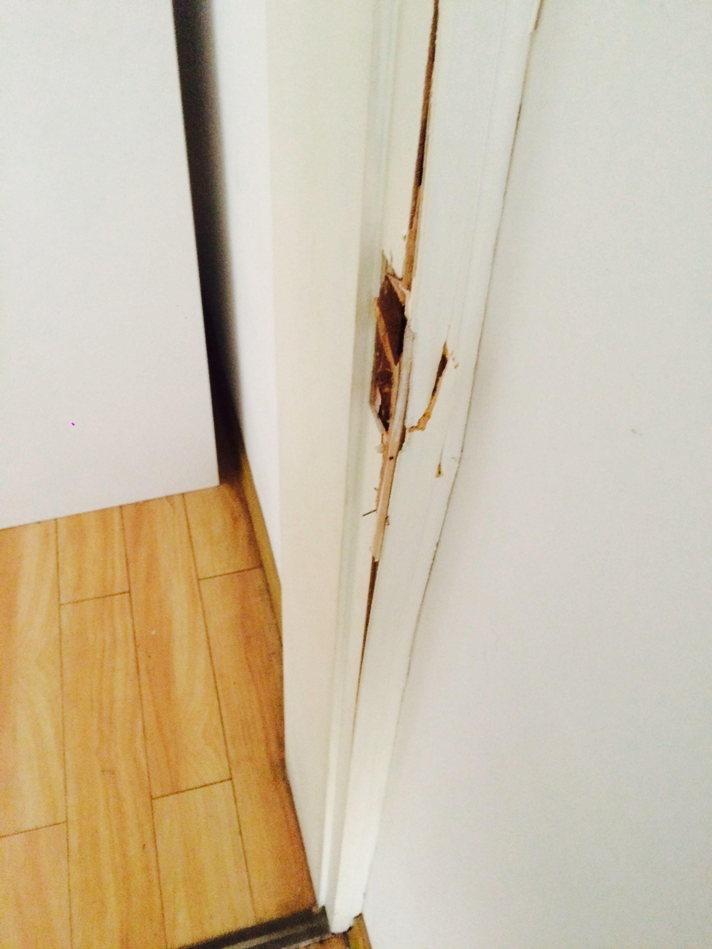 卧室木门被踢坏了导致门框破损该怎么修? ? 
