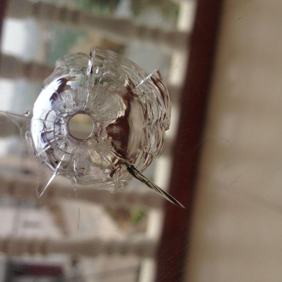 卧室和阳台中间的玻璃推拉门上被人打了个圆孔,疑似弹孔,但是翻遍了