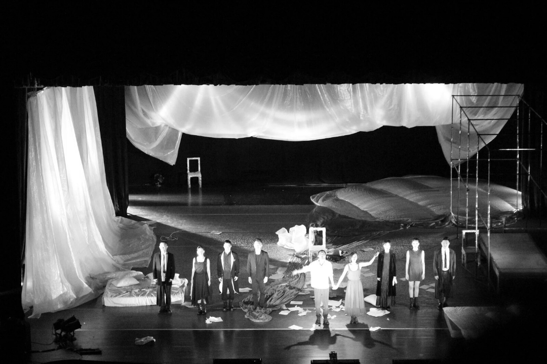 用单反拍舞台的时候,人脸看不清。?