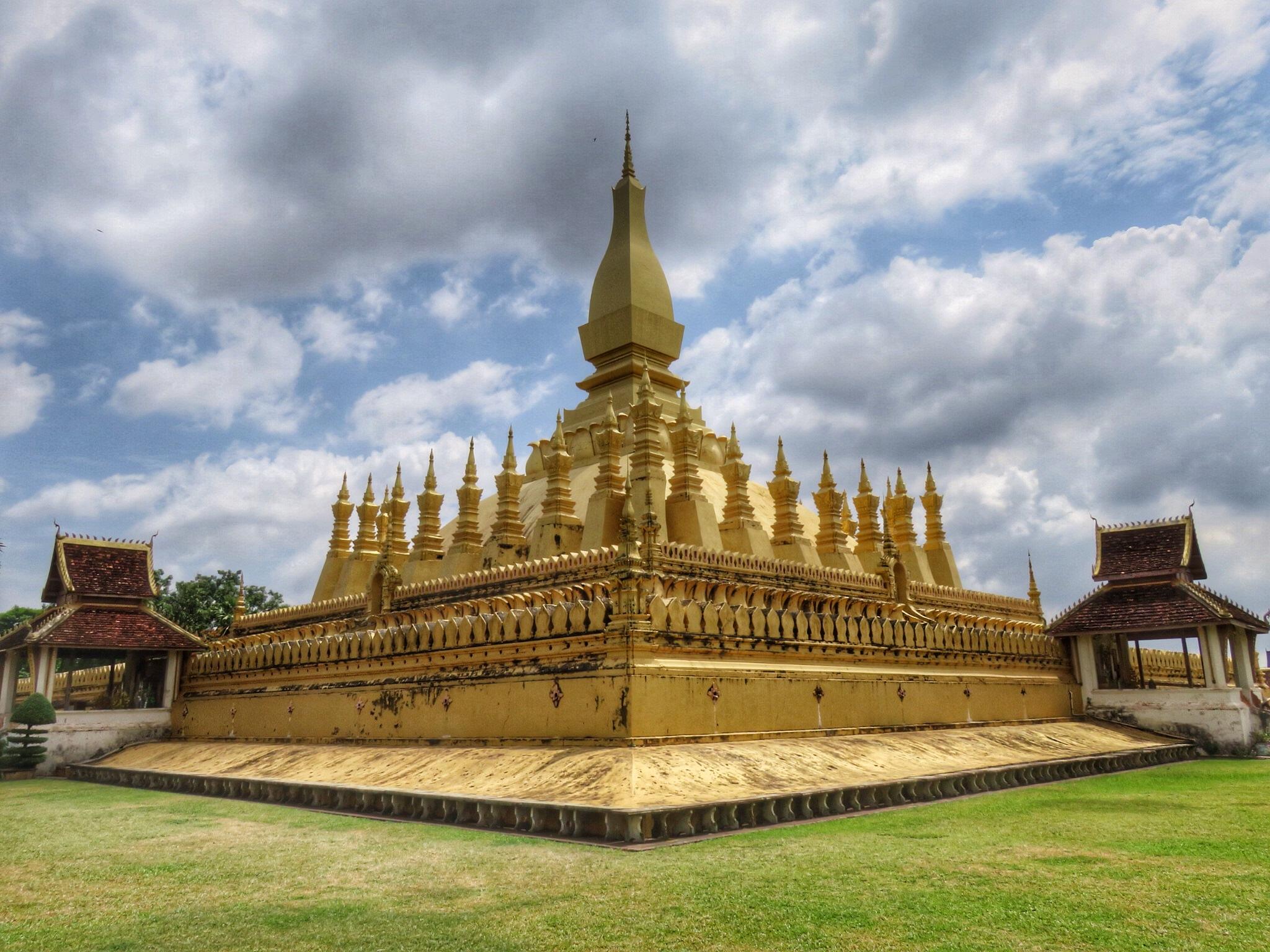 【携程攻略】万象大佛塔景点,老挝国徽上有大佛塔主塔，万象标志性的建筑之一，大金塔在蓝天下挺壮…