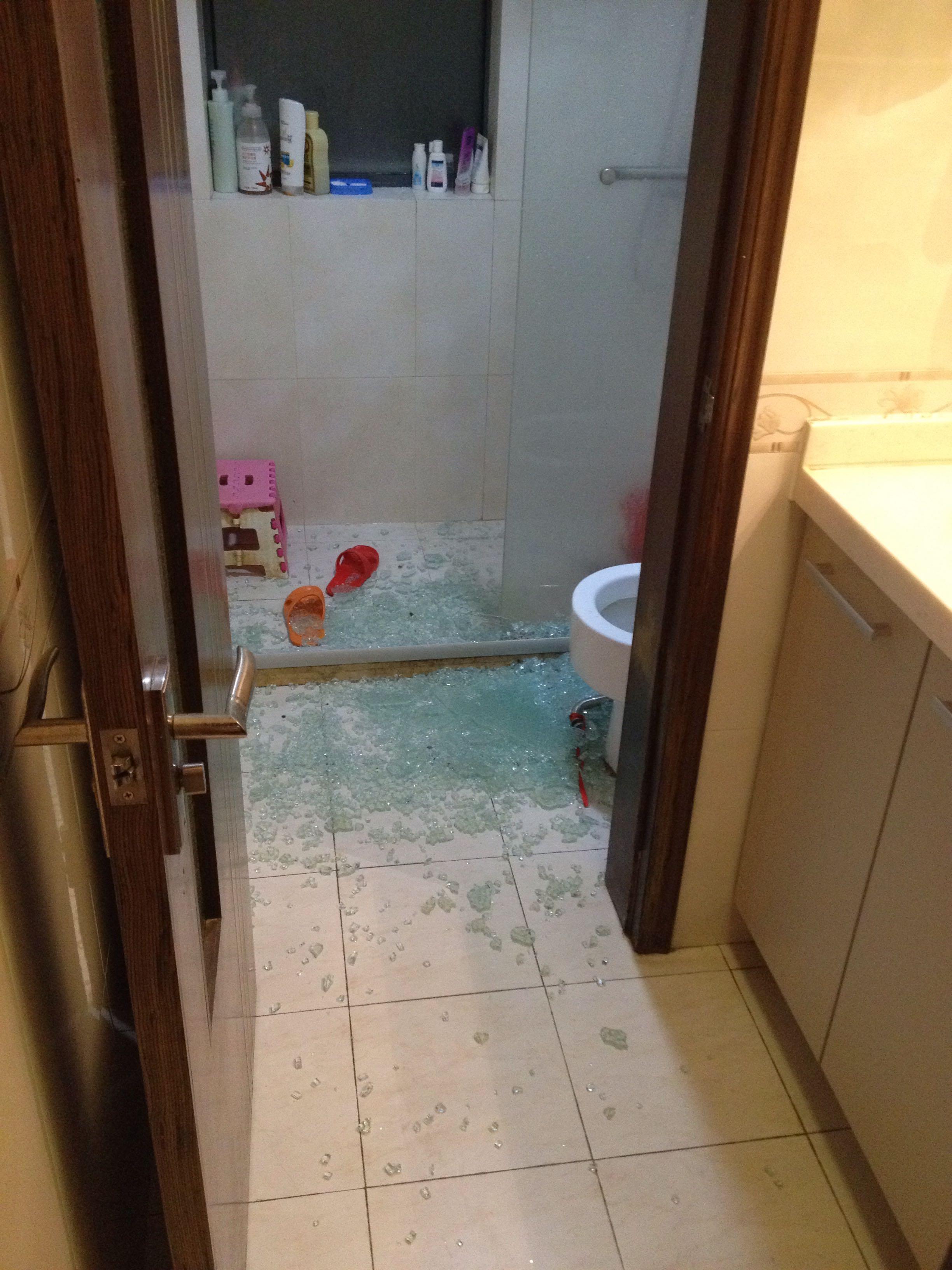 浴室玻璃门为何自炸.见图?