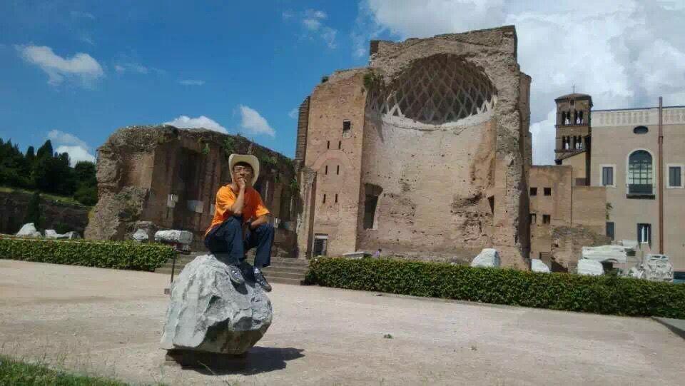 的老妈为了退休后的欧洲游准备开始学英语,该