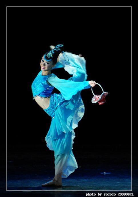 这几年比较经典的一个古典舞了 当年比赛也是很有意思 毕然妹子的(上