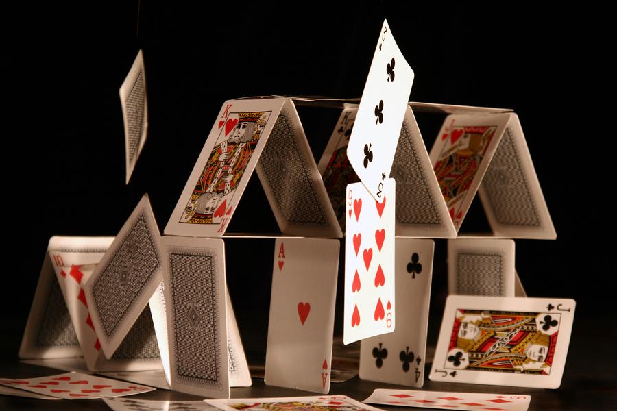 美剧《纸牌屋》为什么叫纸牌屋(house of cards)?
