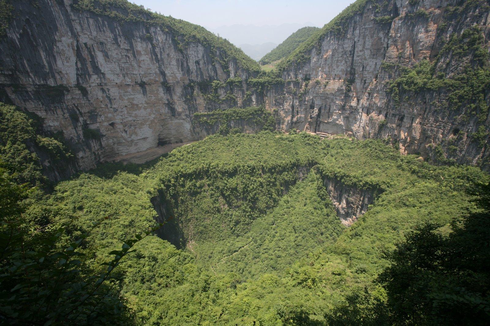 【携程攻略】重庆龙水峡地缝景点,龙水峡地缝位于武隆县城15公里外的仙女山镇，犹如地球上的一条裂缝，…