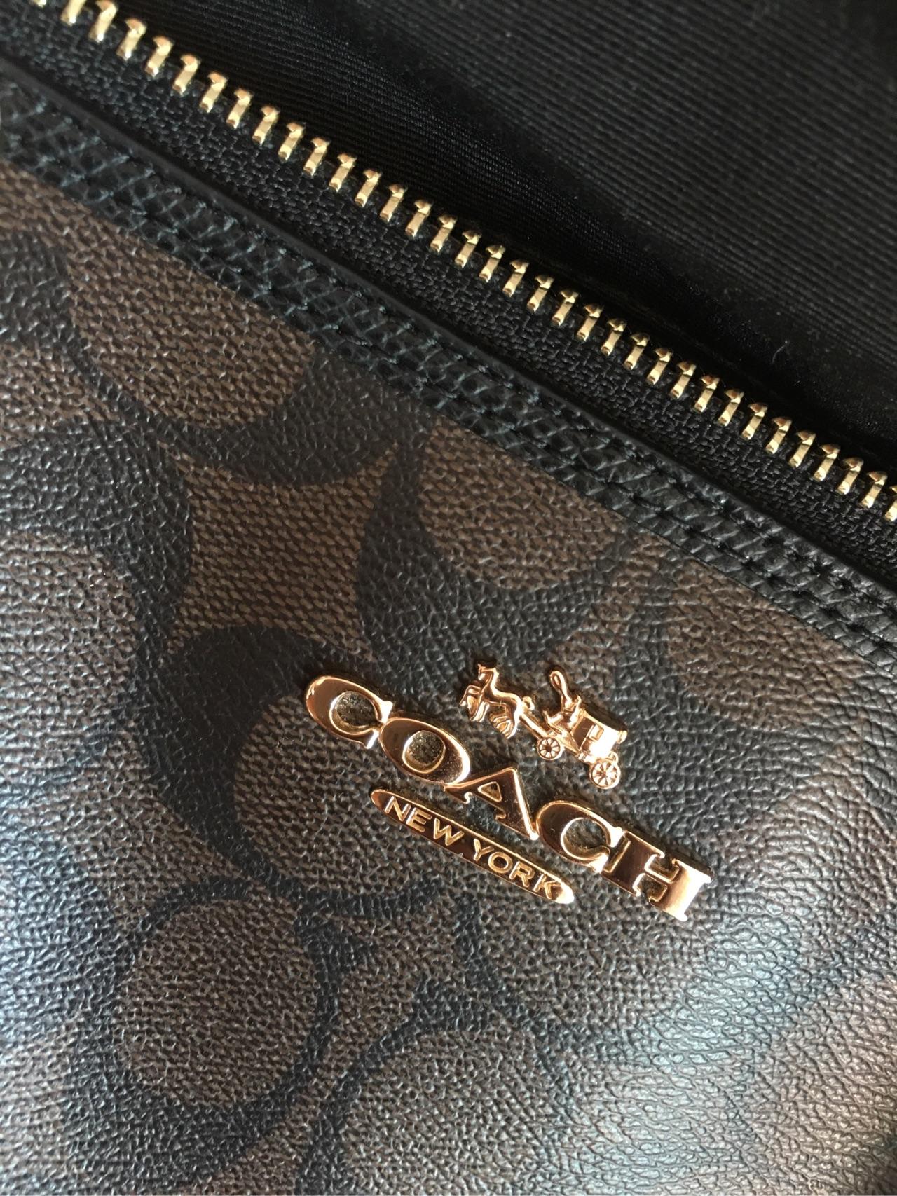 前两个月买到了coach包没想到最近发现破皮了