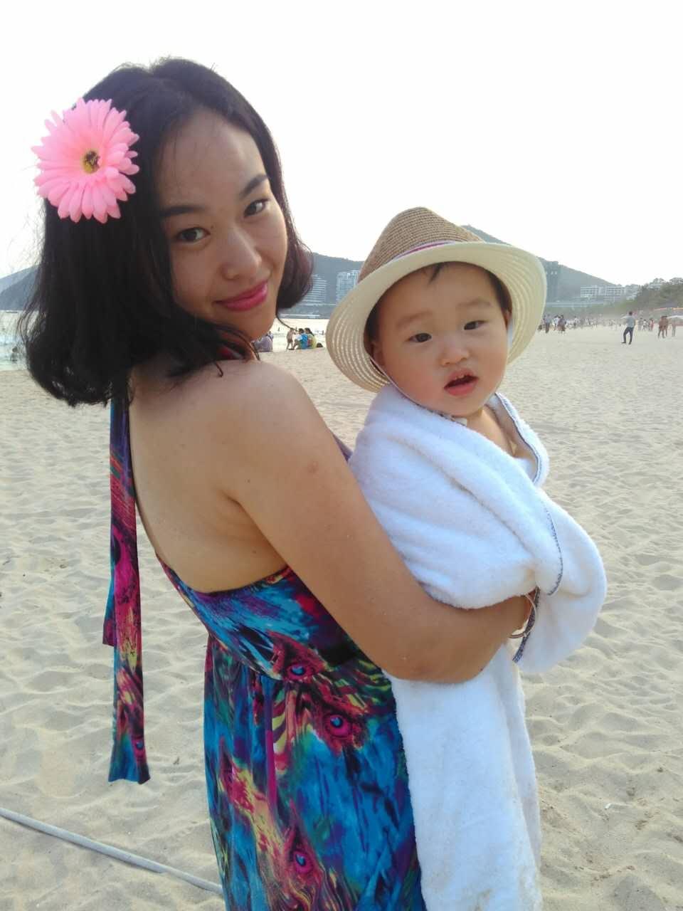 大家好,我叫李玉凤,这是我儿子刘泰铭.