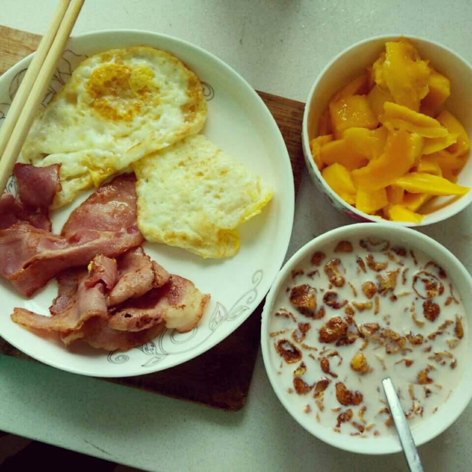 身小白,上半身肌肉少得可怜,请了一个月私教,基