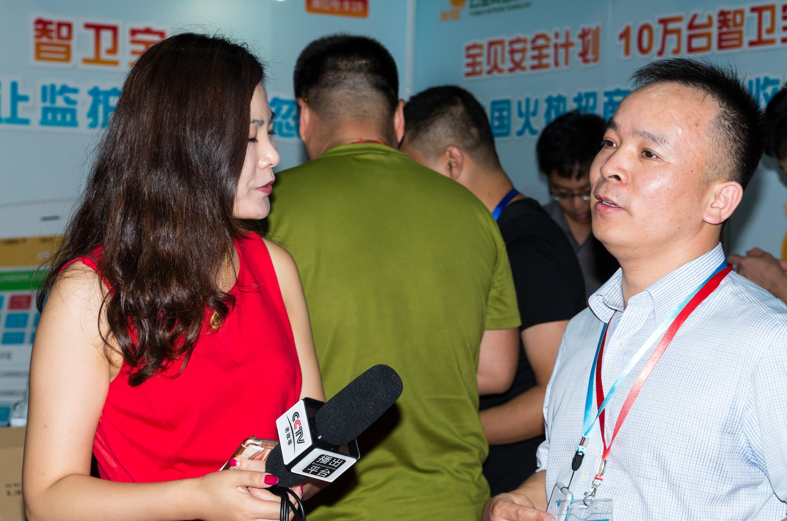 友娃智卫宝创始人ceo汪浩先生上海智慧教育展公开接受媒体访问