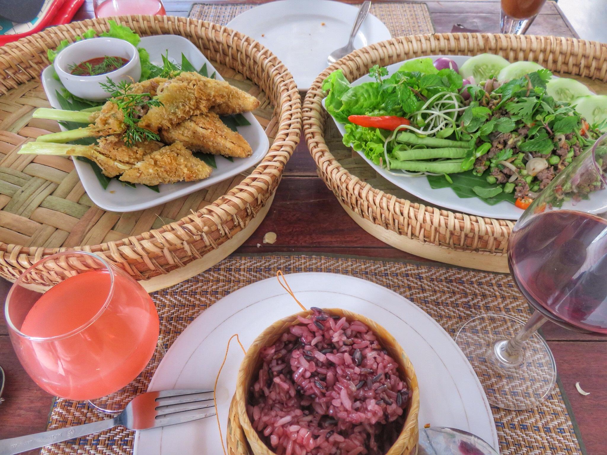 卖食物的人们在传统亚洲市场 老挝 编辑类照片. 图片 包括有 正餐, 点心, 室外, 异乎寻常, 自然, 聚会所 - 44797766