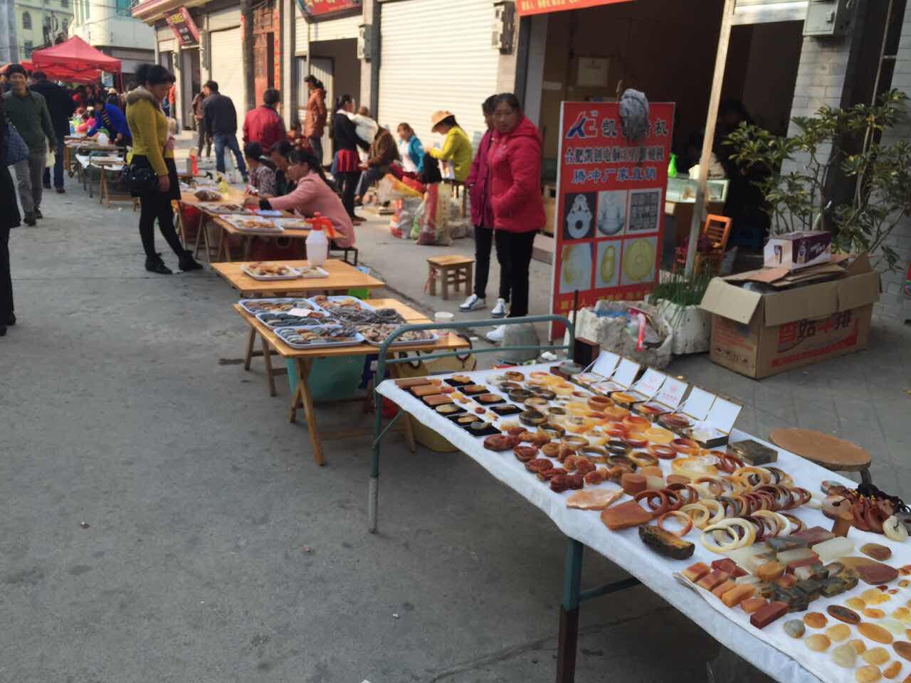 我妈在来我们这里摆摊卖玉石的小贩那里买了这样一个手把件,他说这是