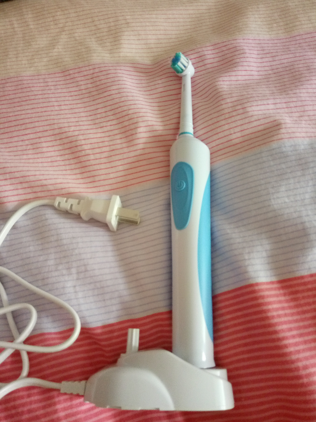 电动牙刷可以买一个底座,多配几个刷头,两人一
