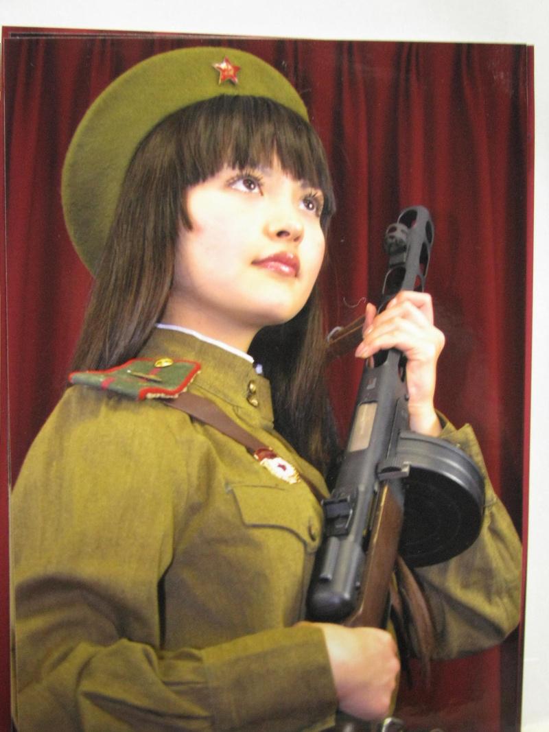 手持ppsh-41"波波莎"冲锋枪的上坂堇身穿苏联空降兵军服,手持ak-74