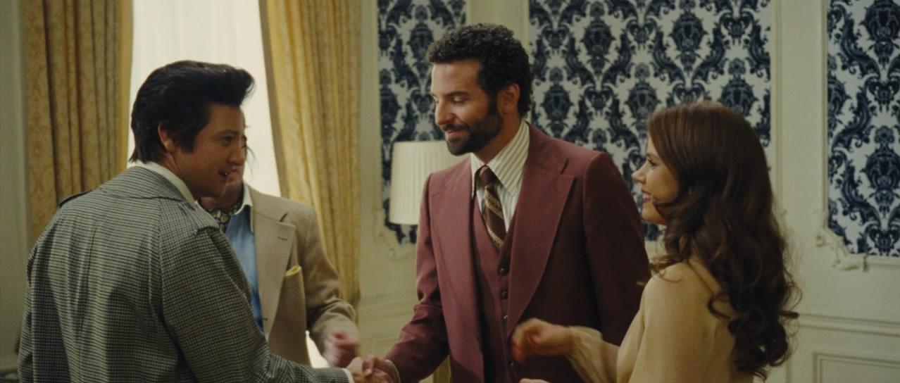 这个是重点的镜头了,刚才还在关门的贝尔突然就切到几个人的关系镜头