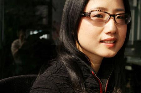 钟安社是一名德裔女华侨,在玩《第二人生》之前是一所德国学校的老师.