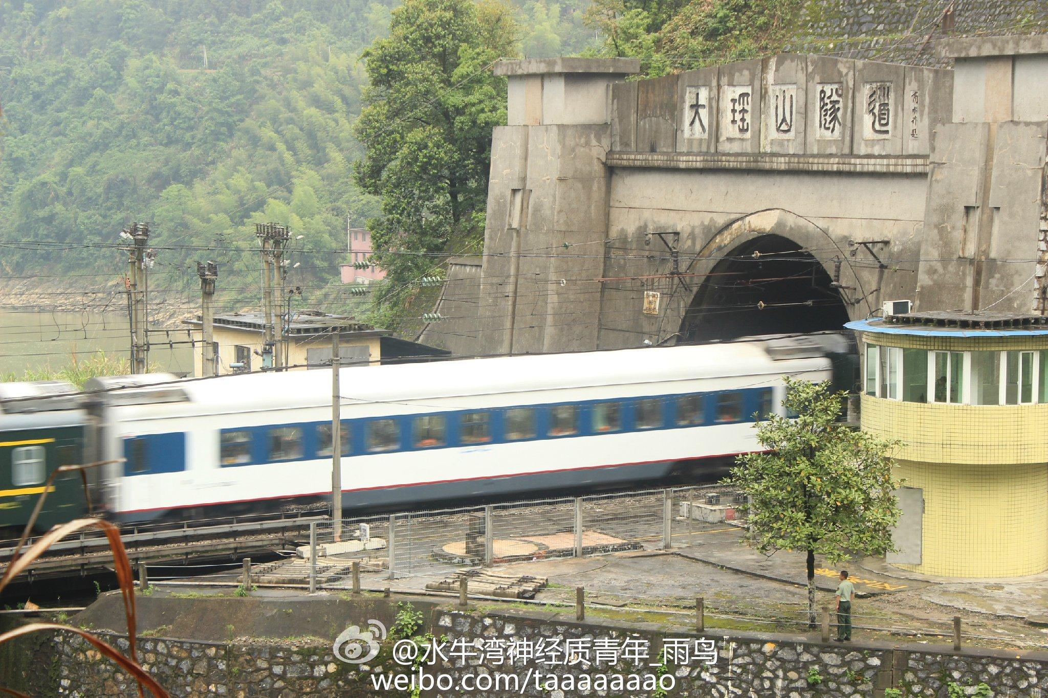 隧道北口从北京至广州的老铁路全线中,最美的风光或许是大瑶山一带,但