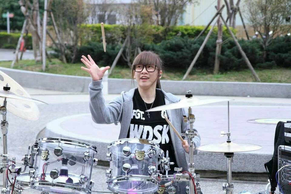 而后来罗小白获得一家乐器行赠送(她曾经在facebook