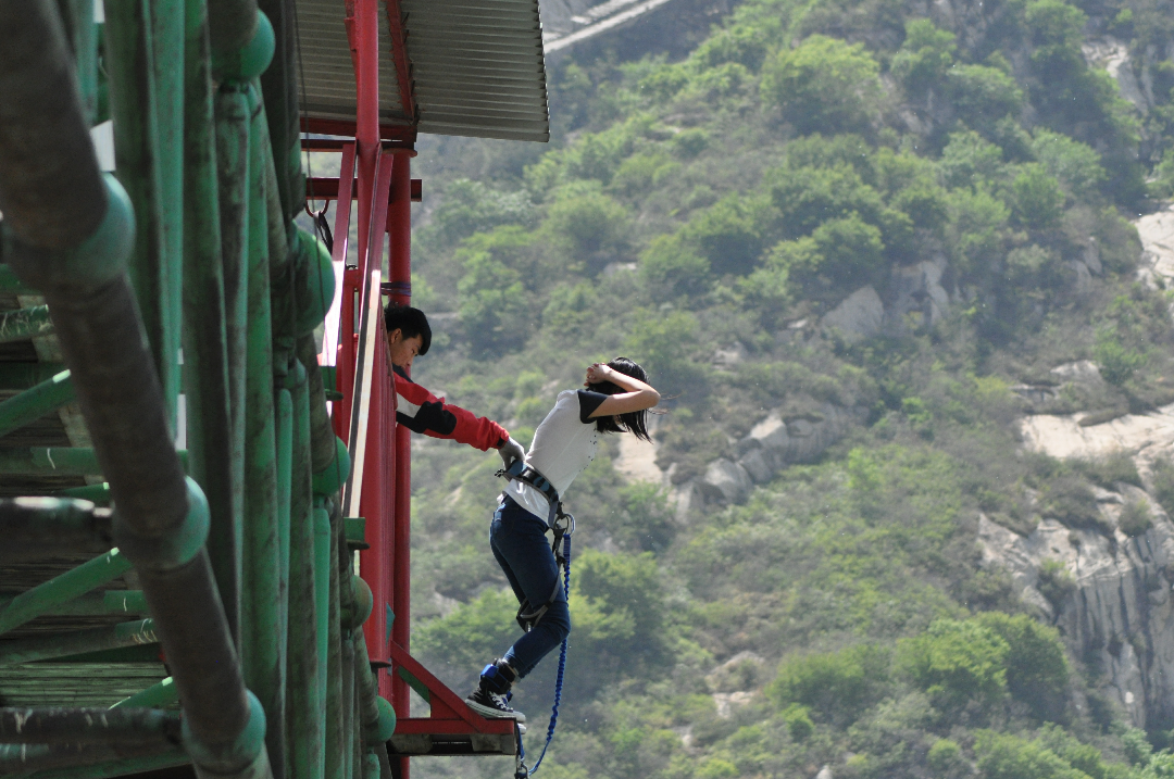 蹦极时跳下的那一刻是什么感觉?