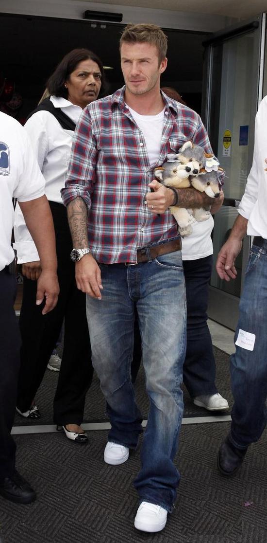 下图中贝克汉姆穿的鞋是什么牌子的?在哪可以