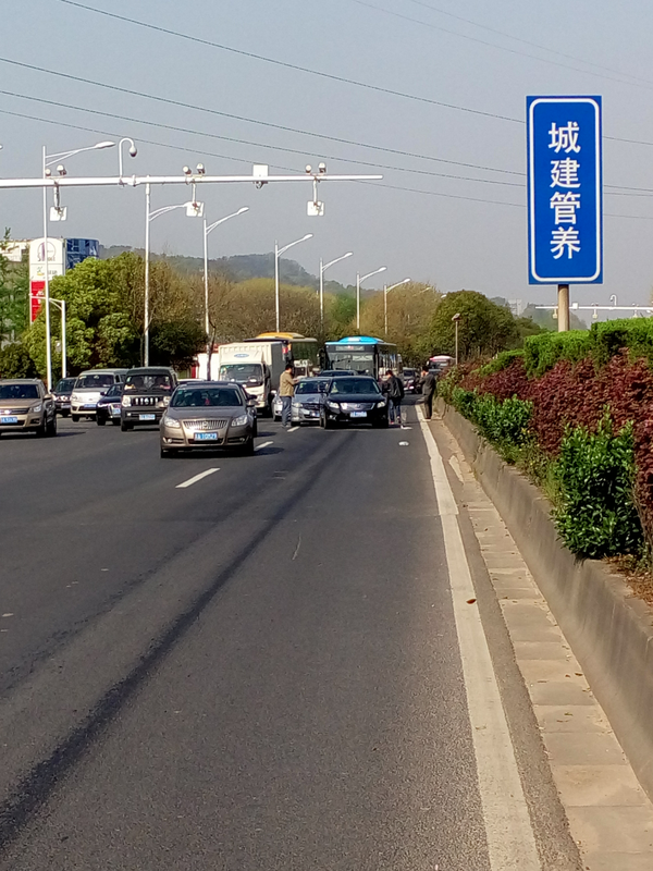 昨天坐Uber，在途中发生连环车祸，造成脑震荡，车和Uber是司机老婆的 