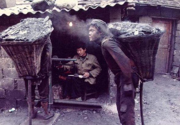 这张图很多人应该熟悉,煤窑工王致中,背40公斤煤,上爬200米出煤窑,再