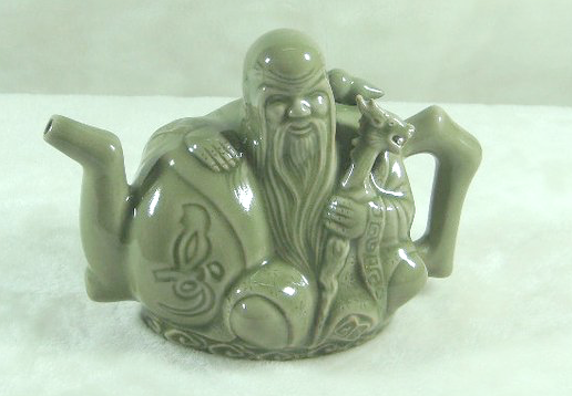 两心壶肚子里有两个独立的内壶,一个为正常的壶式,一个是倒装结构的