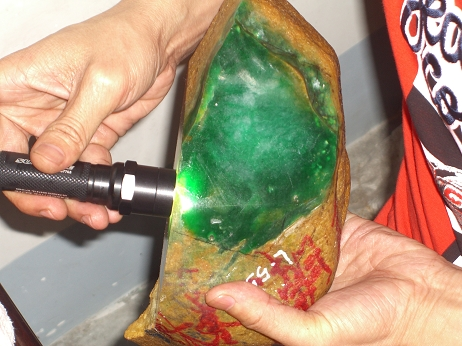 翡翠原石的切割全过程