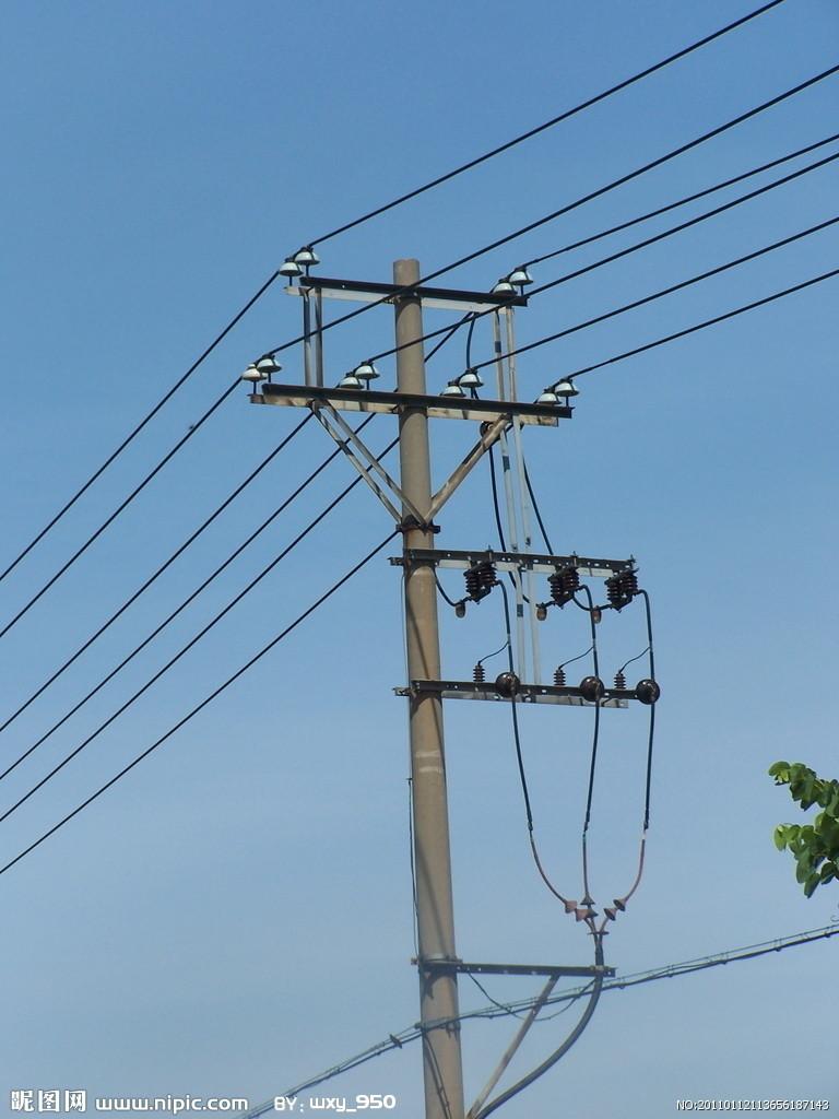 上面那个说一开始不被电死,这个原理其实就和小鸟站在高压线上为什么